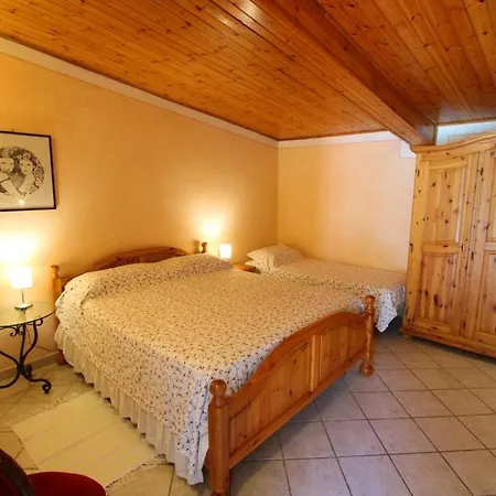 Perelli Sleeps 5 Pool Wifi